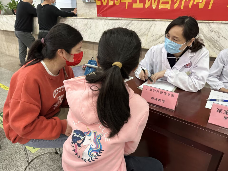 5月11日是“世界肥胖日”，湖南省人民医院儿童医学中心儿童内分泌心血管肾脏风湿科在门诊大厅进行健康义诊和科普宣教。长沙晚报通讯员 吴靖 李妍妍 王斯 供图