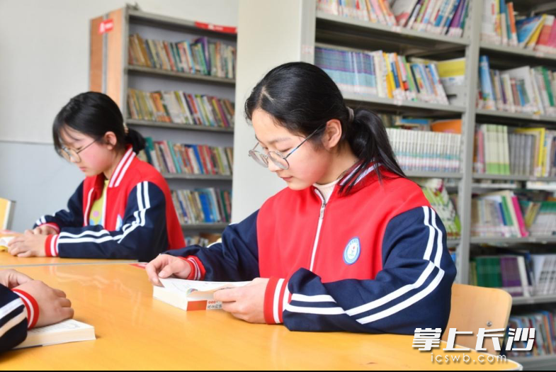 ▲第五季读书月活动期间，“为你读书”公益行动走进湖北谷城，为赵湾乡中心学校的师生们带去四千余册图书及文体用品。 巩文建/摄