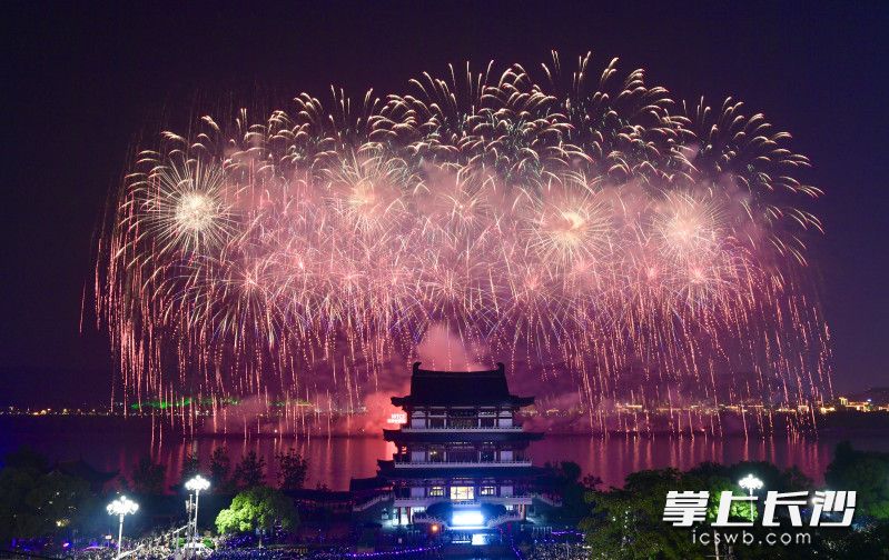 焰火晚会展现了湖南和长沙在经济社会、文化旅游、科技创新等方面的发展和成就。