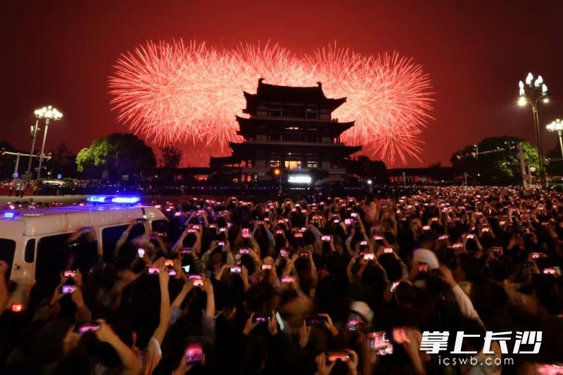 整场烟花秀持续20分钟，吸引众多市民游客前往观赏，让国内外游客、本地市民再次感受到了这座幸福城市的独特魅力。