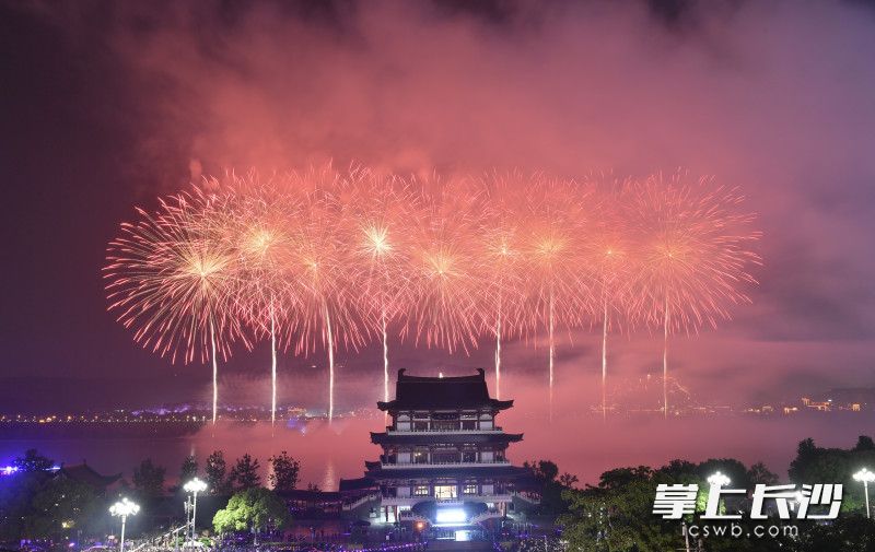 烟花有高空瀑布、风铃、笑脸、桃心、中国结、迎客松等造型。