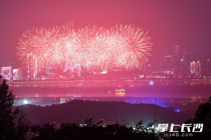本次焰火晚会进一步展示了快乐长沙之乐、韵味星城之韵。