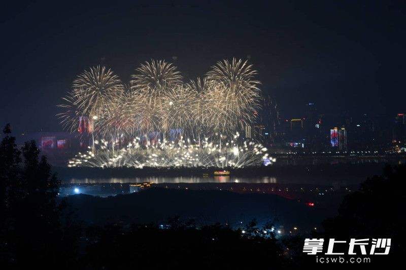 从岳麓山云麓宫远眺，烟花与城市相互辉映。
