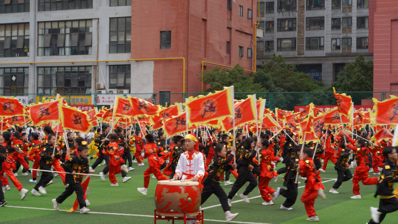 四年级的同学们身着“盔甲”、手举“战旗”跑上运动场。 四年级的同学们身着“盔甲”、手举“战旗”跑上运动场。