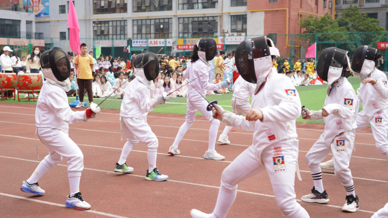 同学们带来击剑表演。 同学们带来击剑表演。
