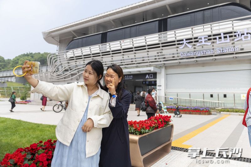 熊娟和妈妈在云巴大王山站前合影。均为长沙晚报全媒体记者 郭雨滴 摄