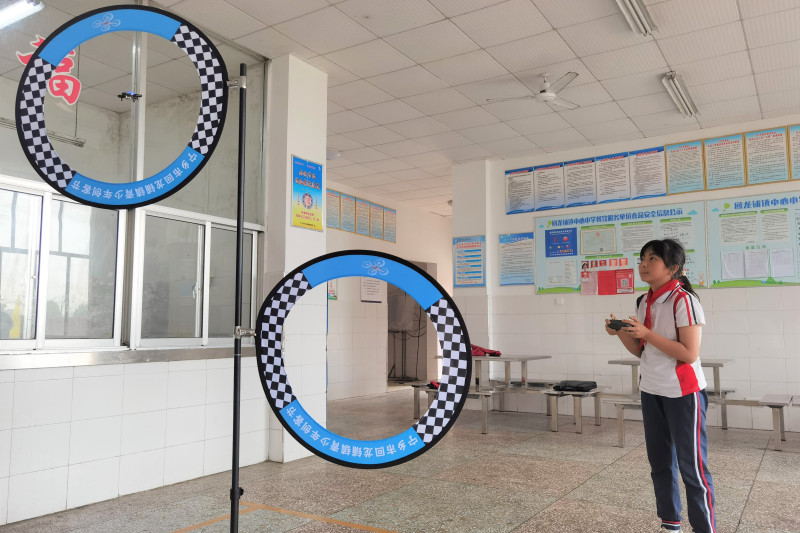 宁乡回龙铺镇中心小学六年级的王香同学，正在熟练地操控四旋翼无人机进行比赛。长沙晚报全媒体记者 张禹 摄