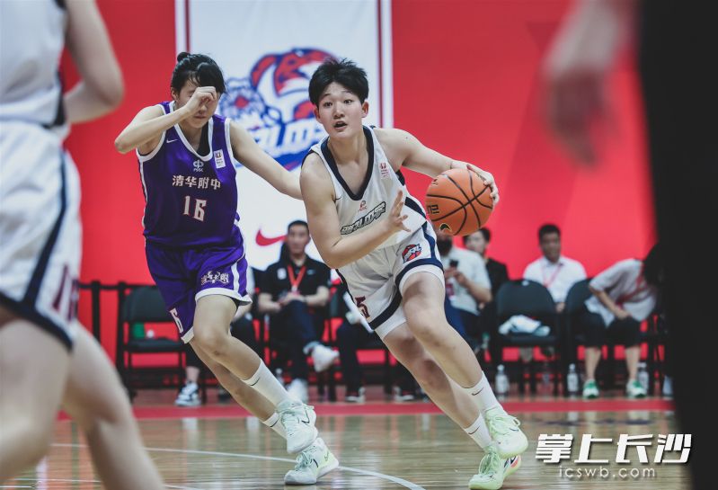 雅礼女篮队员（白色球服）和清华附中女篮队员在决赛中。资料图片