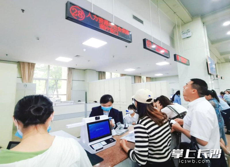 有了潮汐窗口，市民办事更快捷了。  长沙晚报通讯员 翁雨雯 摄