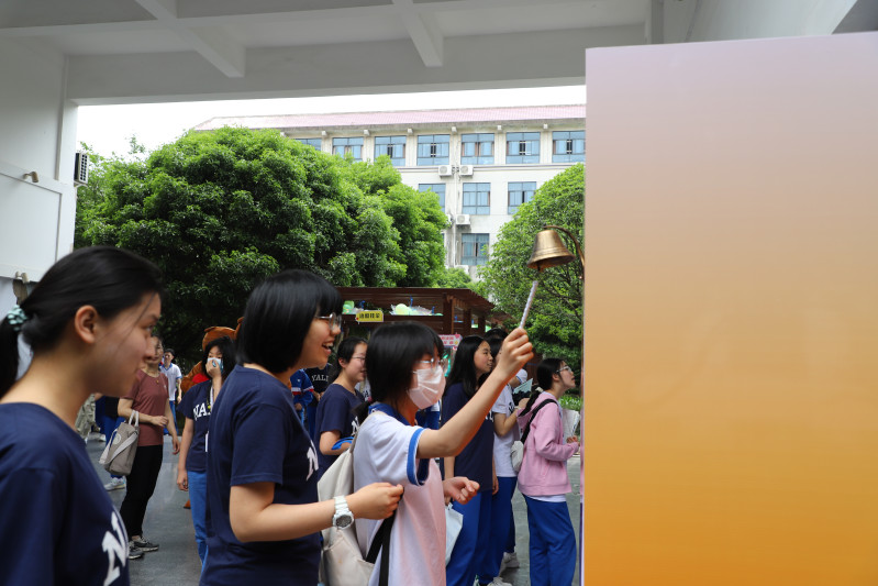 同学们摇摇铃，就可以收获从窗口递出的“惊喜糖果”。