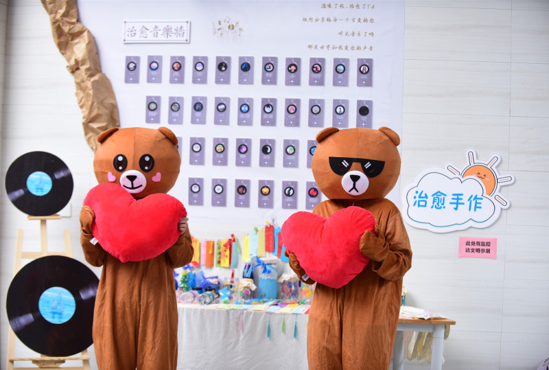 “治愈手作”展区，展示了同学们的手工作品。