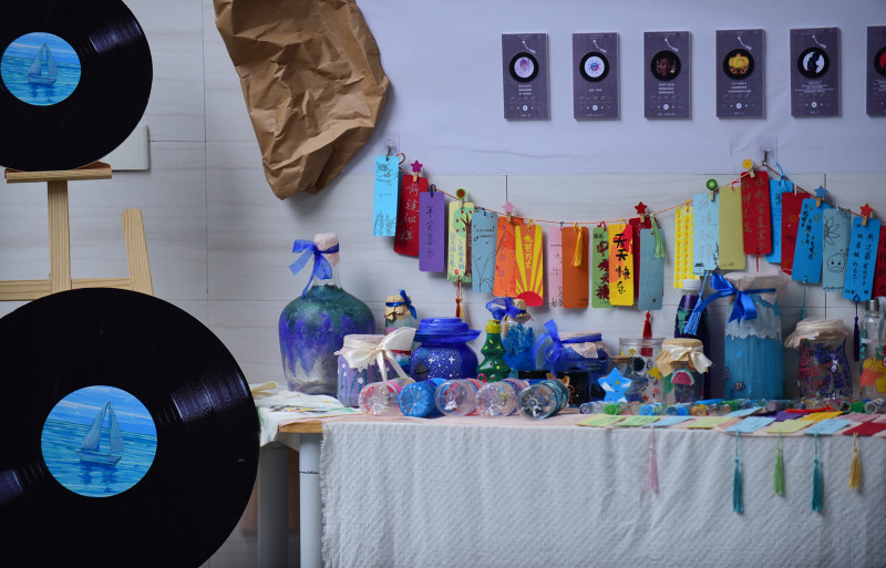 “治愈手作”展区，摆放着同学们的很多“治愈系”手工作品。