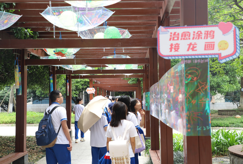 “治愈大道”上悬挂着同学们的“治愈涂鸦接龙画”。