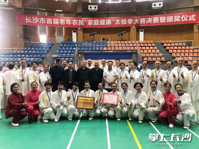 嘉宾与获奖队伍合影留念。