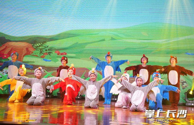 孩子们带来了精彩的情景剧表演。