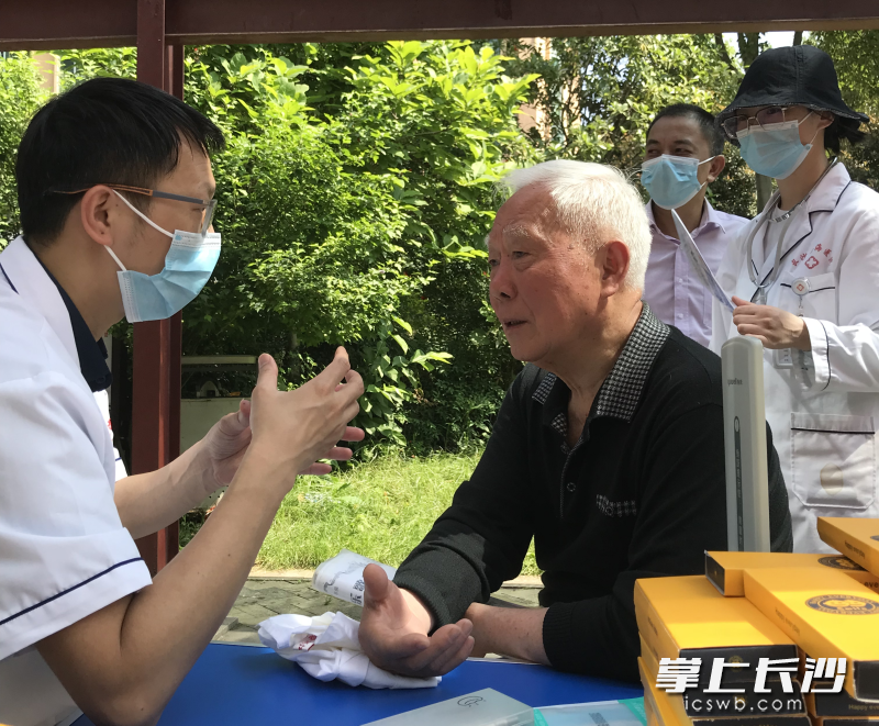 医护人员为居民解答健康方面的困惑。