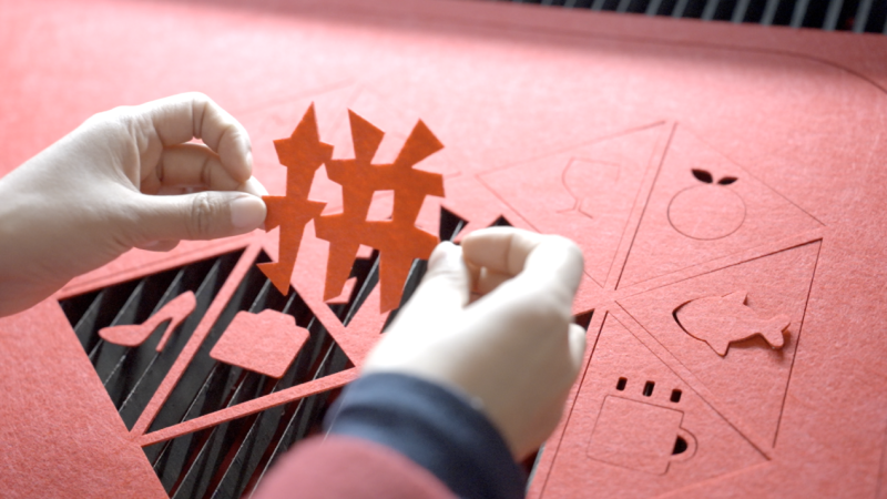 ▲借助新电商平台拼多多，80后湘妹子易少玲设计制作的无纺布宫灯、囍字灯笼等节庆用品热销30余万件，传统手工艺成为她带动家乡致富的新工具。