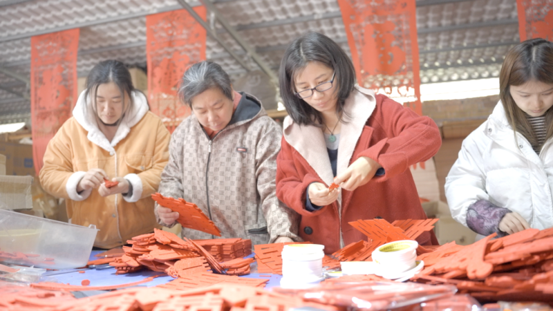 ▲返乡创业的易少玲，还带动了当地20多户村民就业，很多留守妇女、老人在工厂上班，既能顾家又能赚钱。