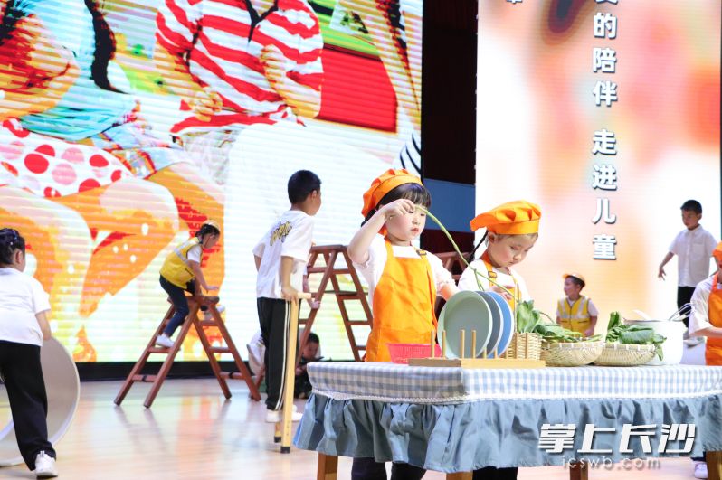 幼儿园的小朋友带来了精彩的情景剧表演。  均为长沙晚报通讯员陈姣摄