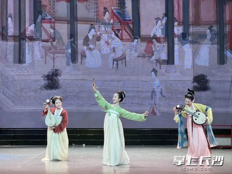 湖南艺术职业学院设计艺术学院2023届毕业生的“出画入戏”沉浸式人物形象设计展演。  均为长沙晚报通讯员夏惠慧、周东平供图