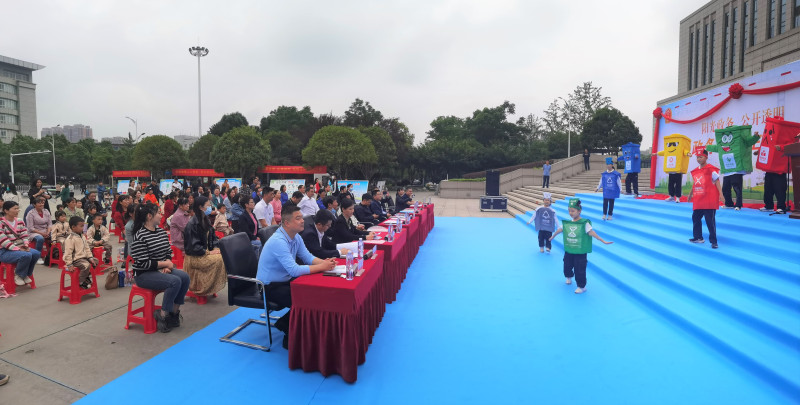 宁乡市举行垃圾分类宣传暨“政务公开主题日”活动，现场表演方式寓教于乐，吸引了广大市民参与。长沙晚报全媒体记者 张禹 摄
