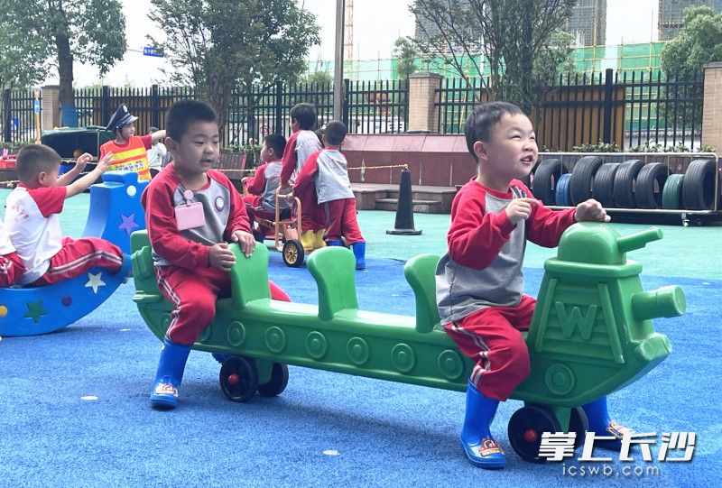 岳麓幼教集团第一幼儿园洋湖园以自主游戏和健康教育为着力点,不断更新教育理念、整合教育资源、提高保教质量。 岳麓幼教集团第一幼儿园洋湖园以自主游戏和健康教育为着力点,不断更新教育理念、整合教育资源、提高保教质量。