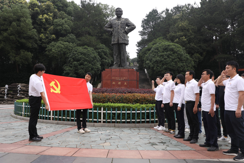 党员同志重温入党誓词。