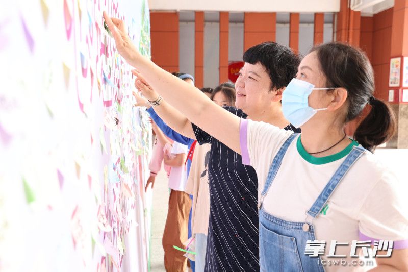 展板上贴满了孩子们分享的喜与乐。