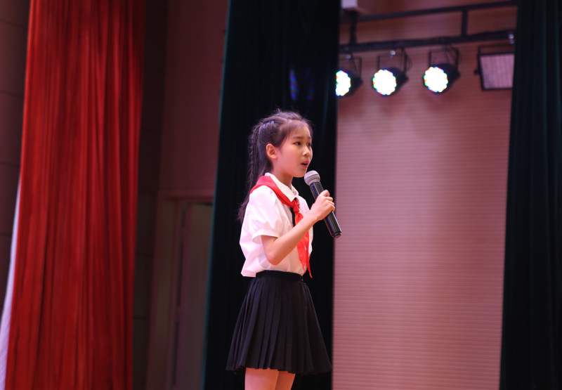 一名小选手在演讲比赛中。