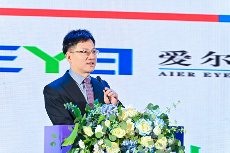 湖南省医学会眼科学专业委员会主任委员、长沙爱尔眼科医院院长段宣初教授作大会发言。