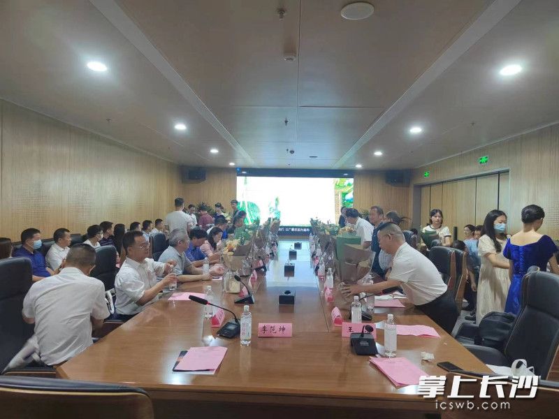 5月30日，2023年全国科技工作者日长沙主场活动在岳麓科创港启动，科技工作者代表现场收获鲜花和祝福。长沙晚报全媒体记者 徐运源 摄