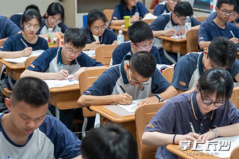 5月29日晚，在长沙市长郡中学高三学生们在教室内复习备考。长沙晚报全媒体记者 周数邑 摄