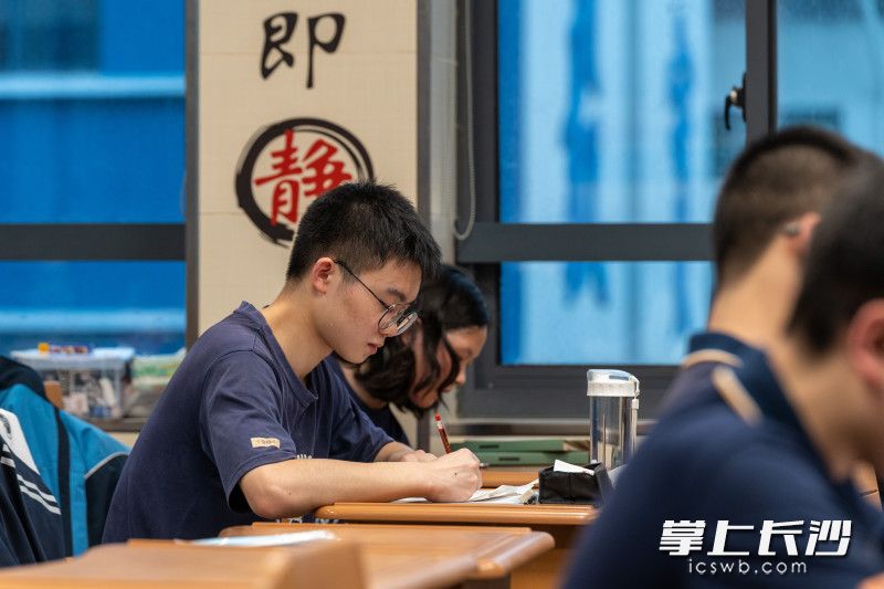 这一路很苦很累，但坚持很酷。