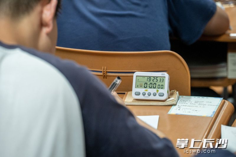 晚间自习时，不少学生的课桌上都准备了倒计时钟表，提醒自己学习进度。