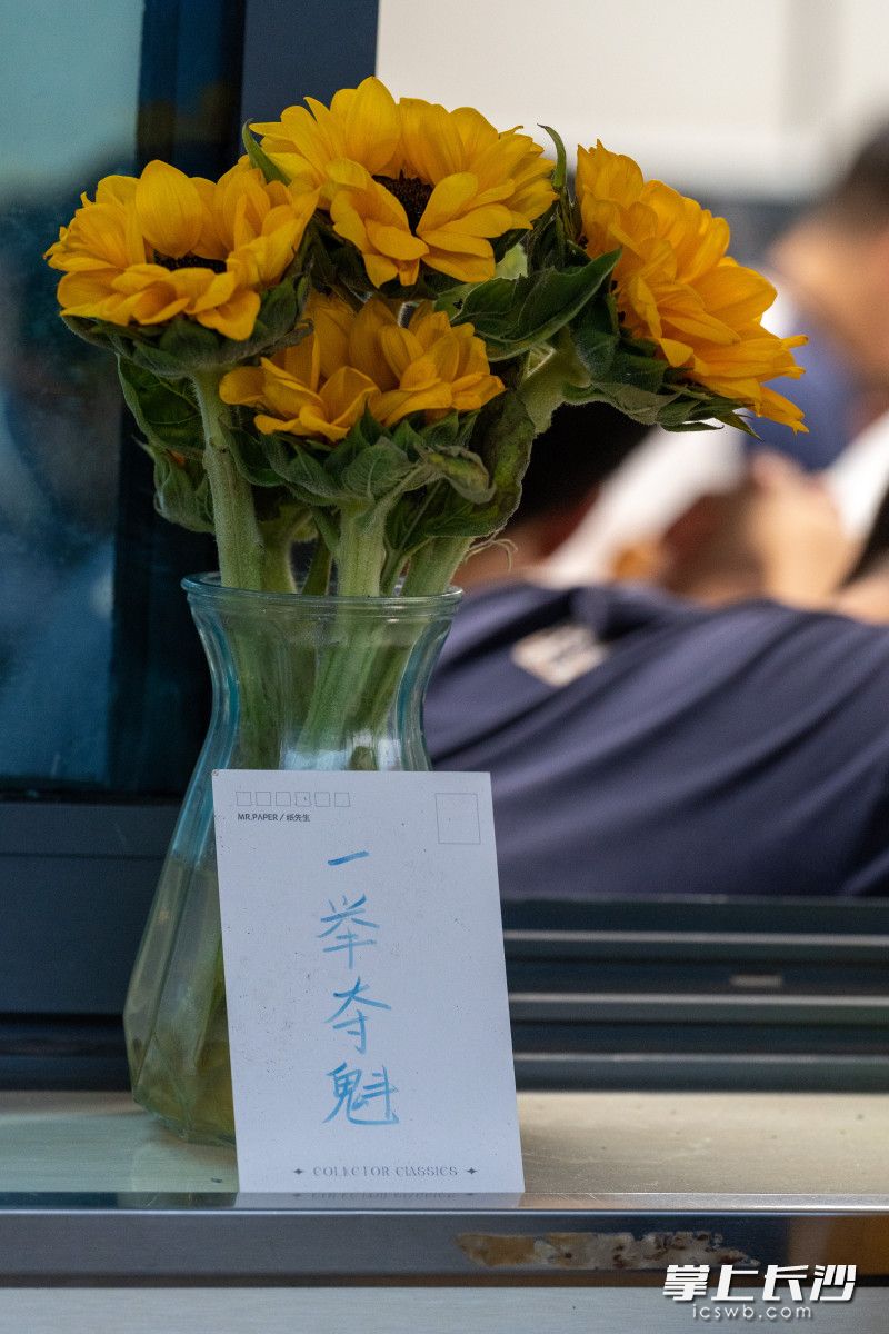 教室外的窗台上，同学们的向日葵寓意着自己“一举夺魁”。