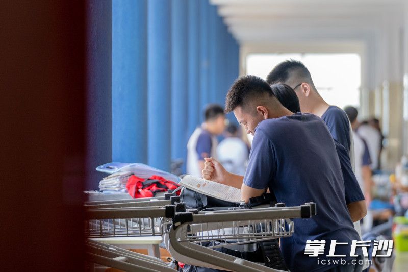 走廊上 不少同学正在复习。