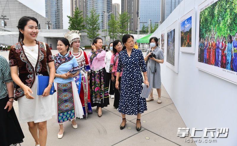 来自全国各地少数民族的嘉宾和摄影爱好者正在观展。均为长沙晚报全媒体记者 邹麟 摄