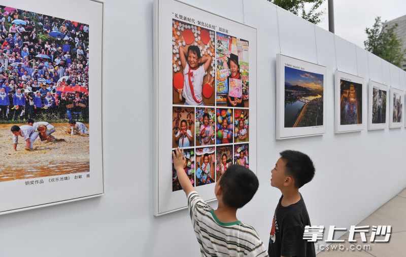 两位小朋友正在观看展览。