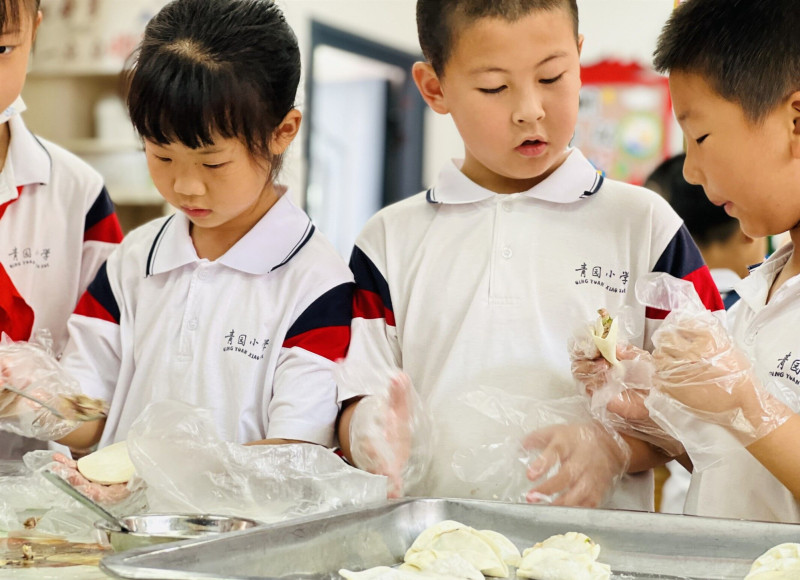 青园梓枫小学的同学们在体验包饺子。长沙晚报通讯员 夏辉霞 供图