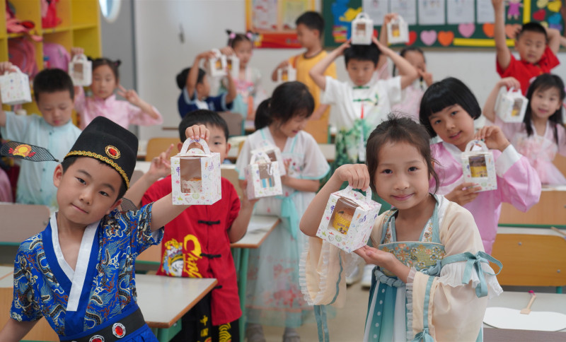 怡雅小学的孩子们收到了精美的礼物。长沙晚报通讯员 李静 供图