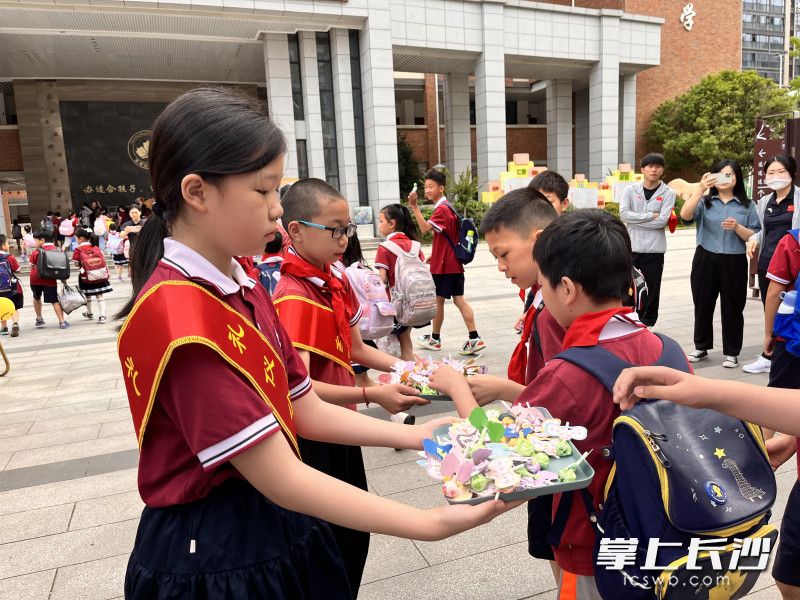 送上棒棒糖小礼物。均为长沙晚报通讯员丁敏窈 曾璐 摄