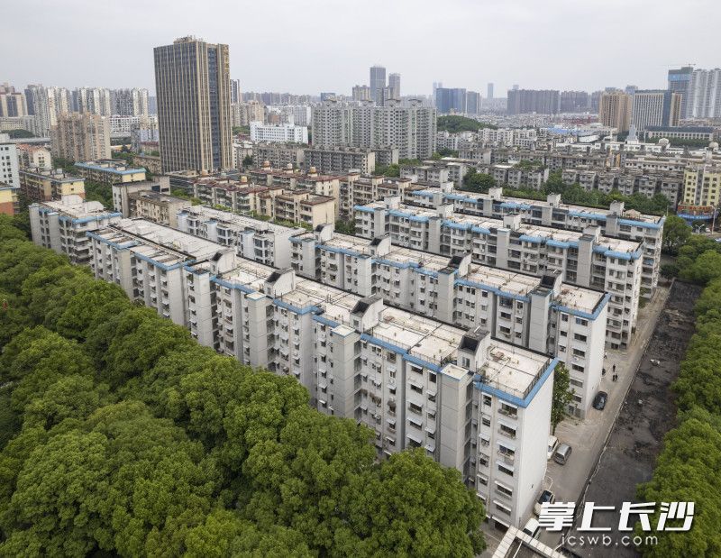 位于芙蓉区的省检察院宿舍小区12栋25个单元陆续完成加装电梯。  长沙晚报全媒体记者 郭雨滴 摄 位于芙蓉区的省检察院宿舍小区12栋25个单元陆续完成加装电梯。  长沙晚报全媒体记者 郭雨滴 摄