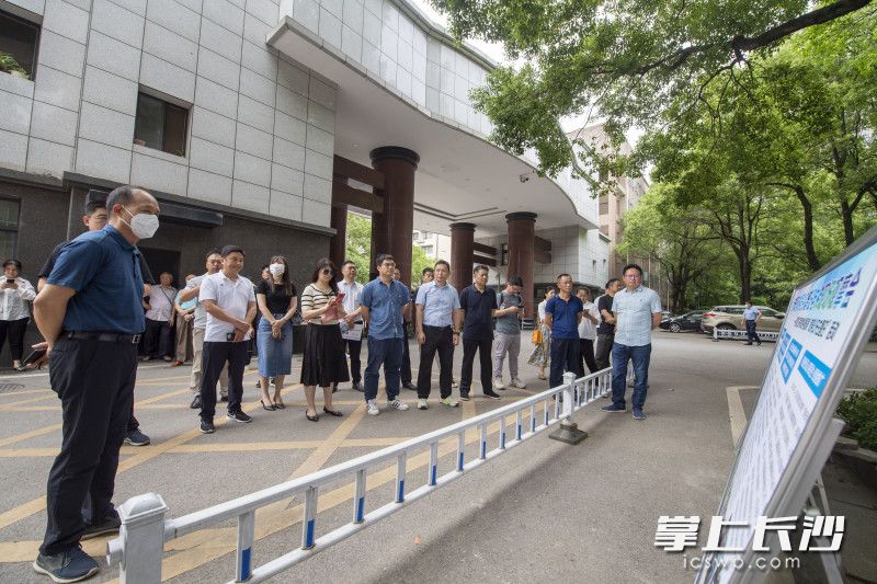 31日,长沙市住建局在省检察院宿舍小区开展“政务公开主题日”暨既有多层住宅增设电梯项目观摩活动。均为长沙晚报全媒体记者 郭雨滴 摄 31日,长沙市住建局在省检察院宿舍小区开展“政务公开主题日”暨既有多层住宅增设电梯项目观摩活动。均为长沙晚报全媒体记者 郭雨滴 摄