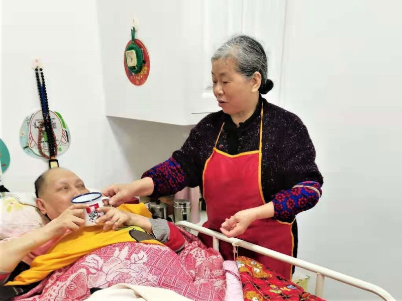 46年如一日悉心照顾瘫痪在床的丈夫，如今满头白发的黄淑梅，眼里依然充满了柔情。长沙晚报全媒体记者 张禹 通讯员 段华良 摄影报道