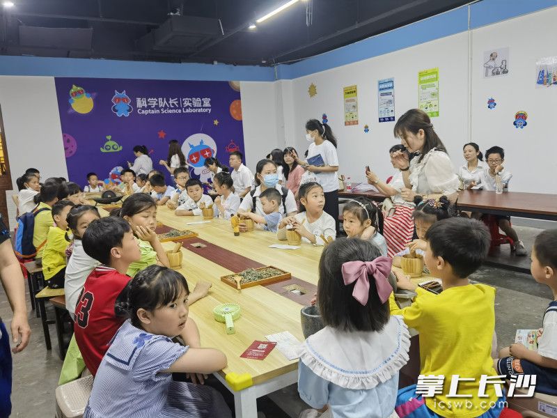 孩子们正在体验香包制作。 均为 通讯员 供图