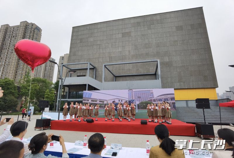 “童探自然·共绘星城”长沙市创建儿童友好城市六一系列活动暨建设儿童友好城区启动仪式在雨花区举行。