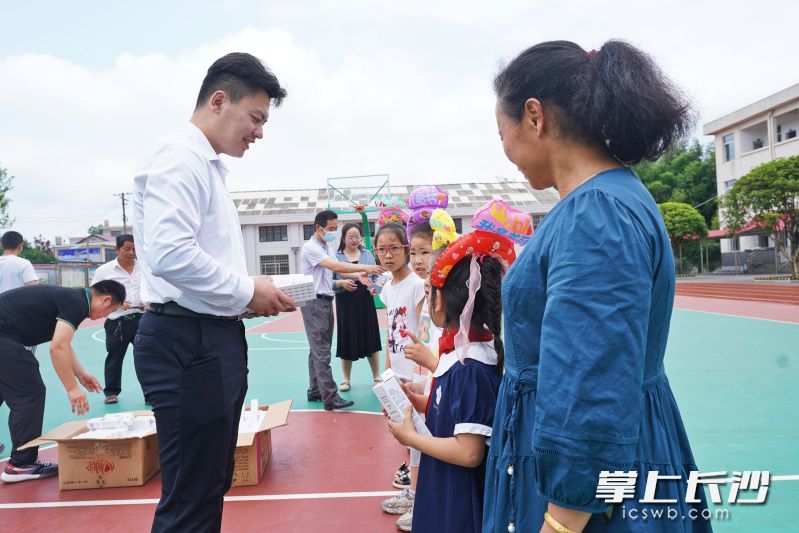 团山小学的孩子们收到了爱心企业赠送的文体用品。均为长沙晚报全媒体记者 张禹 通讯员 段华良 摄影报道