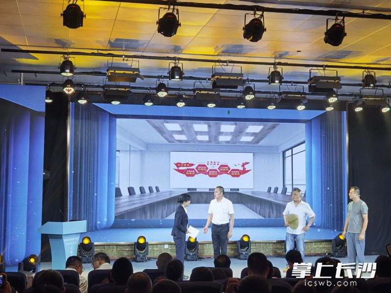 今天的活动现场，东塘街道工作人员和居民代表结合自身经历，将华银园小区水改故事改编成情景剧搬上了舞台。 均为长沙晚报全媒体记者 周游 摄