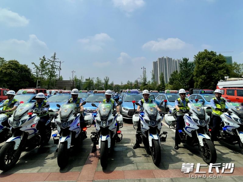 交警铁骑、爱心出租车等将在高考期间帮助考生。 均为长沙晚报全媒体记者 聂映荣 摄