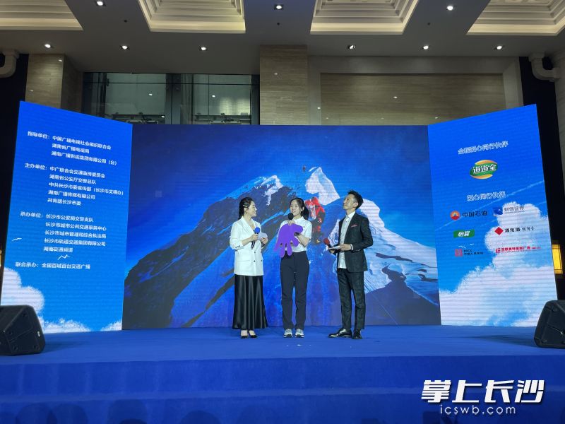 曾登顶过珠穆朗玛峰的徐卓媛（中）分享登顶经历，并未高考考生加油。